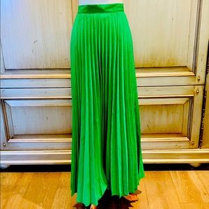 Large maxi skirt, partial lining up the the knee area. Machine washable. Sz lg